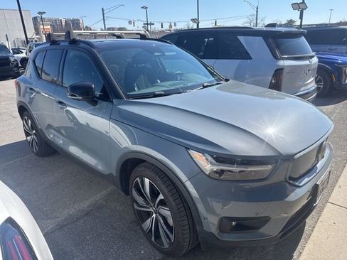 Used 2022 Volvo XC40 P8 Recharge Plus image 2