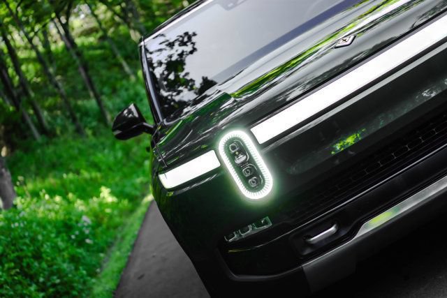 Used 2024 Rivian R1S Adventure Quad AWD/4WD image 12