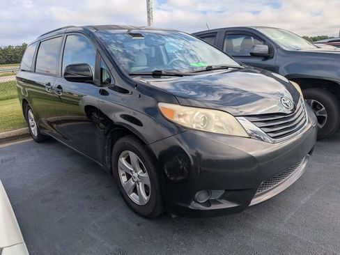 Used 2011 Toyota Sienna LE FWD image 2