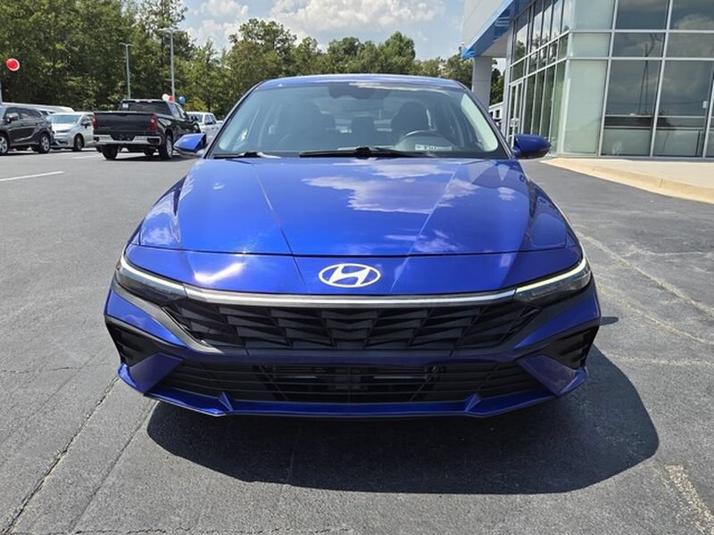 Used 2025 Hyundai Elantra Limited FWD image 3