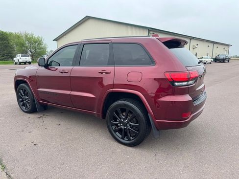 Used 2022 Jeep Grand Cherokee Laredo X AWD/4WD image 3
