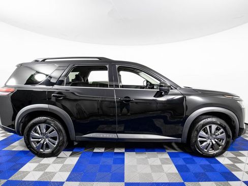 Used 2025 Nissan Pathfinder SV FWD image 3