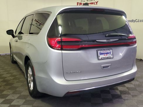 Used 2024 Chrysler Pacifica Touring-L FWD image 3