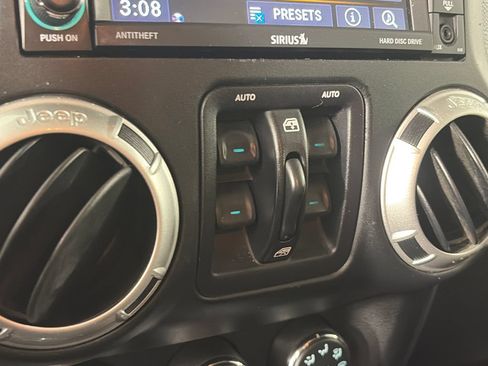 Used 2015 Jeep Wrangler Unlimited Rubicon AWD/4WD image 20