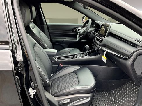 New 2026 Jeep Compass Latitude image 26