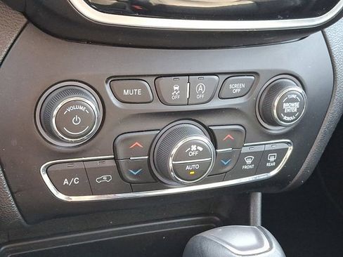 Certified 2019 Jeep Cherokee Limited image 18