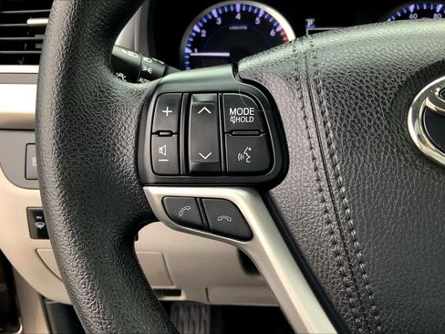 Used 2017 Toyota Highlander LE image 23