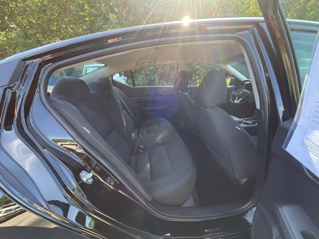 Used 2025 Nissan Altima 2.5 SV FWD image 24