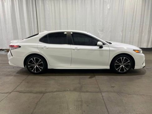 Certified 2019 Toyota Camry SE FWD image 3