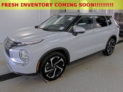 Used 2024 Mitsubishi Outlander SE image 1