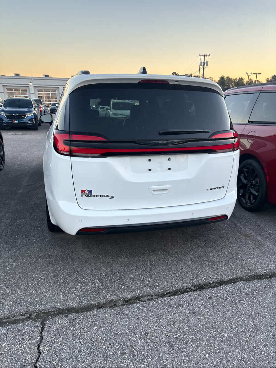 Used 2025 Chrysler Pacifica Limited FWD image 26