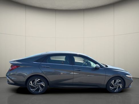 Used 2024 Hyundai Elantra Limited FWD image 8