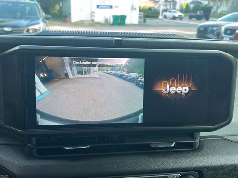 Used 2024 Jeep Wrangler Unlimited w/ Convenience Group image 21