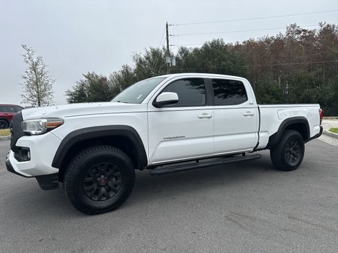 Used 2018 Toyota Tacoma SR5 image 2