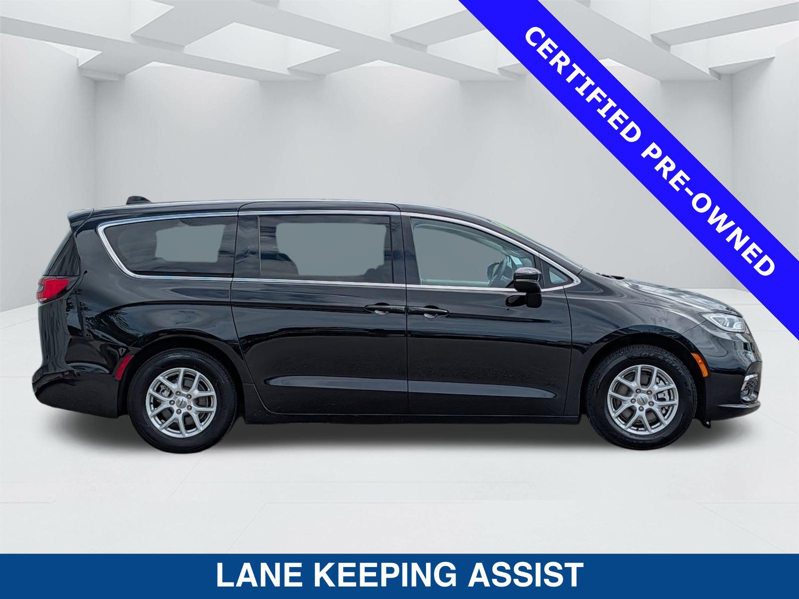 Used 2023 Chrysler Pacifica Touring-L FWD image 4