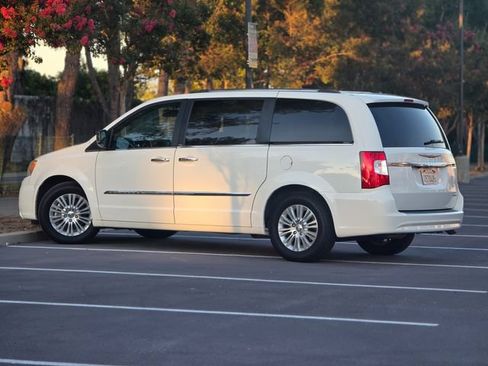 Used 2012 Chrysler Town & Country Limited w/ Luxury Group FWD image 11