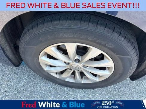 Used 2018 Chrysler Pacifica Touring-L w/ Premium Audio Group FWD image 6