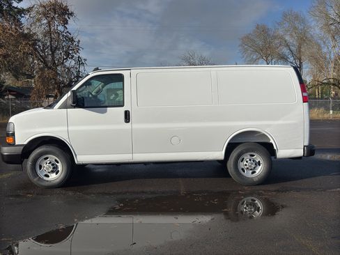 New 2025 Chevrolet Express 3500 image 25