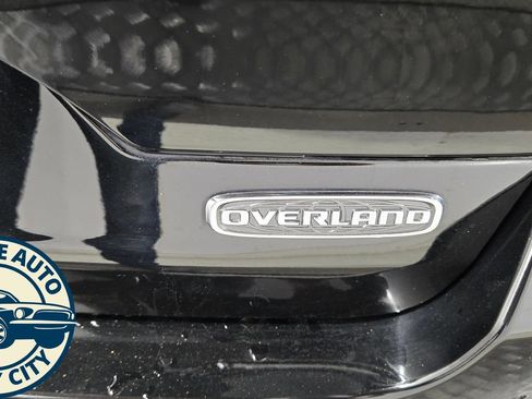 Used 2022 Jeep Grand Cherokee Overland w/ Luxury Tech Group IV AWD/4WD image 37