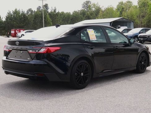 Used 2025 Toyota Camry SE image 7