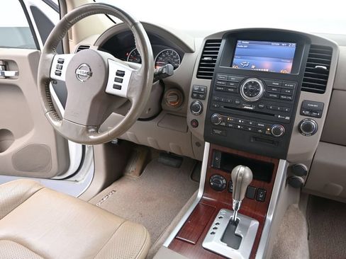 Used 2010 Nissan Pathfinder LE w/ Navigation Pkg AWD/4WD image 30