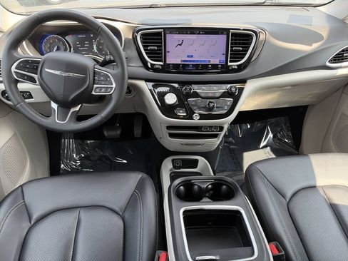 Used 2024 Chrysler Pacifica Touring-L FWD image 2