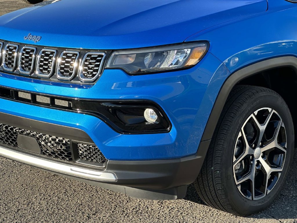 Used 2024 Jeep Compass Limited w/ Sun and Sound Group AWD/4WD image 8
