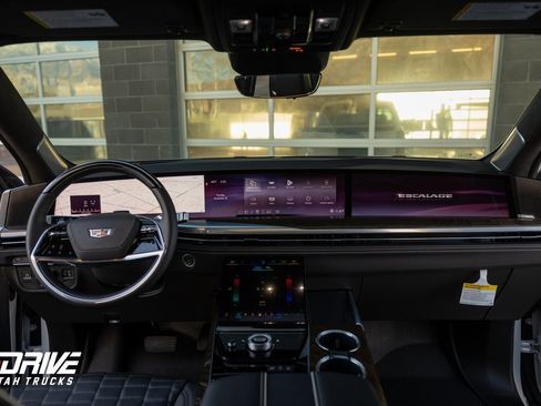 Used 2025 Cadillac Escalade Sport Platinum w/ LPO, ONYX Package image 21