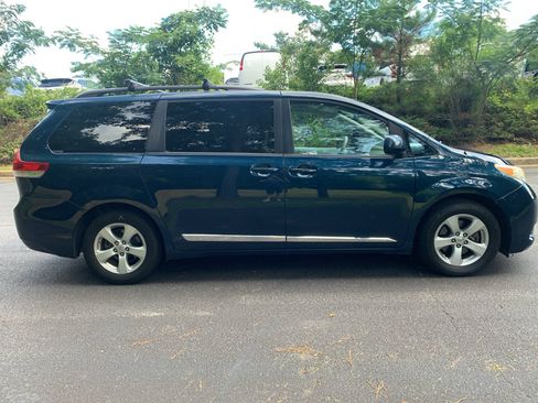 Used 2011 Toyota Sienna LE FWD image 10