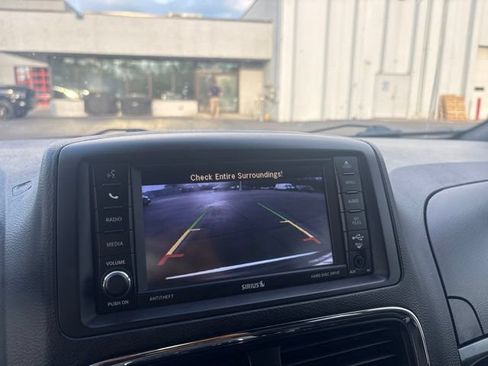Used 2019 Dodge Grand Caravan SXT FWD image 17