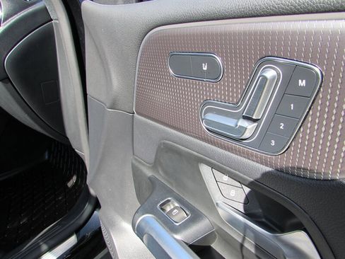 Used 2022 Mercedes-Benz EQB 300 4MATIC image 30