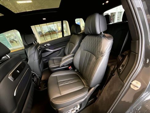 Used 2025 BMW X7 M60i image 29