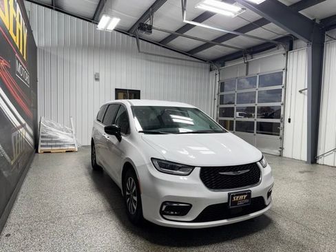 Used 2024 Chrysler Pacifica Limited FWD image 18