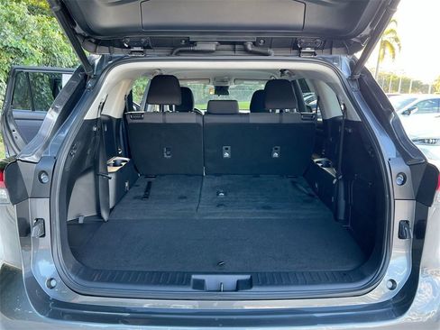 Used 2021 Toyota Highlander LE image 21