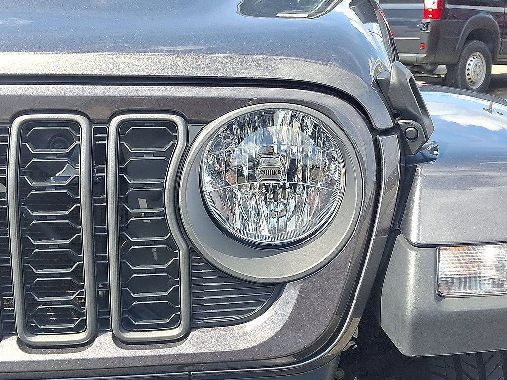 Used 2025 Jeep Gladiator Sport AWD/4WD image 34