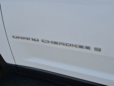 Certified 2023 Jeep Grand Cherokee Laredo X image 29