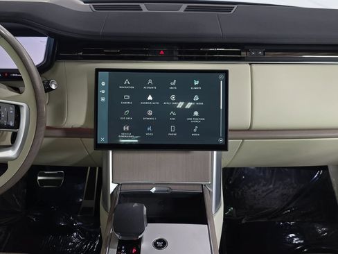 Used 2025 Land Rover Range Rover SE AWD/4WD image 16
