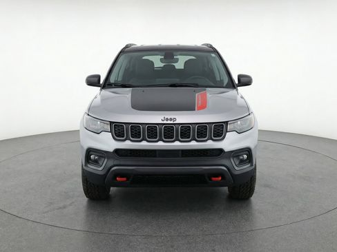 Used 2025 Jeep Compass Trailhawk image 2