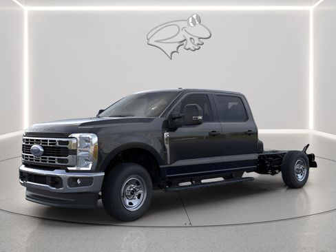 New 2026 Ford F350 XL w/ XL Chrome Package image 2