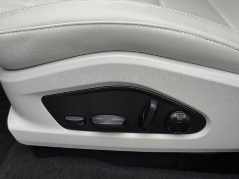 Certified 2025 Porsche Macan 4 Electric image 16