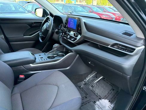 Used 2023 Toyota Highlander LE FWD image 9
