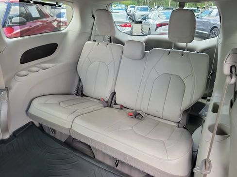 Used 2021 Chrysler Pacifica Touring-L FWD image 14