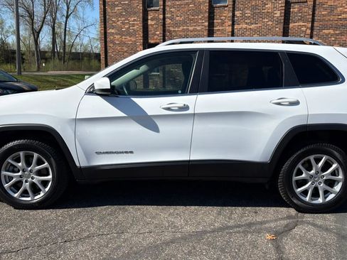 Used 2017 Jeep Cherokee Latitude w/ Cold Weather Group AWD/4WD image 5