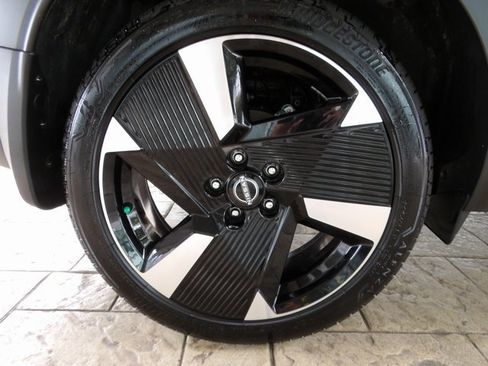 Certified 2025 Nissan Kicks SR image 11