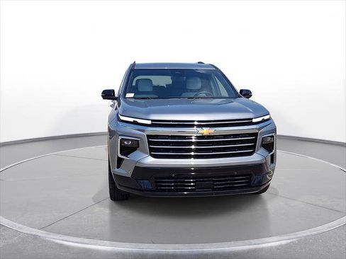 New 2025 Chevrolet Traverse High Country w/ LPO, Illumination Package FWD image 3