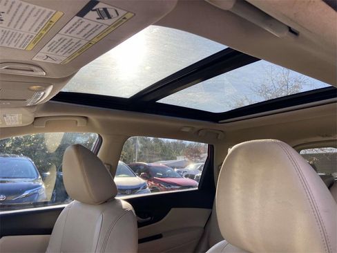 Used 2016 Nissan Rogue SL w/ SL Premium Package image 17