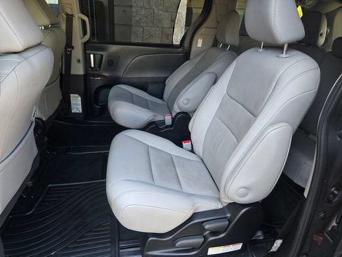 Used 2018 Toyota Sienna Limited Premium AWD/4WD image 15