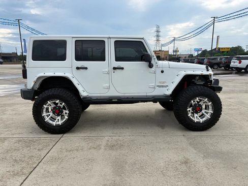 Used 2015 Jeep Wrangler Unlimited Sahara w/ Connectivity Group AWD/4WD image 5