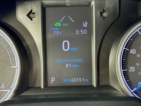 Used 2022 Toyota Venza LE image 14