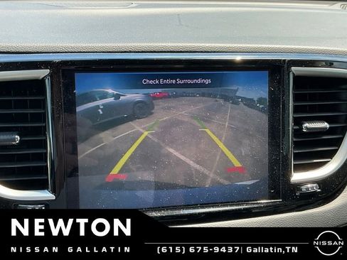 Used 2023 Chrysler Pacifica Touring-L FWD image 9